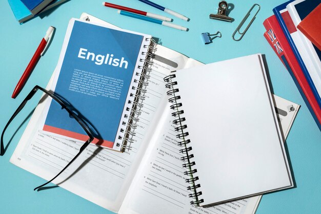 Libro inglese appoggiato sul tavolo dello spazio di lavoro