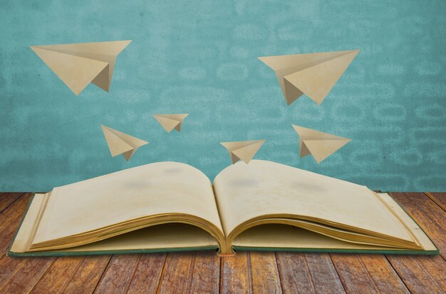 Libro magico con l&#39;aereo di carta