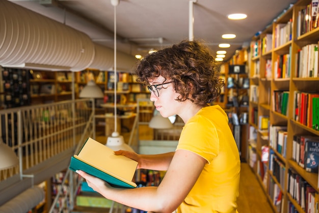 Libro pensieroso della tenuta della donna in mani