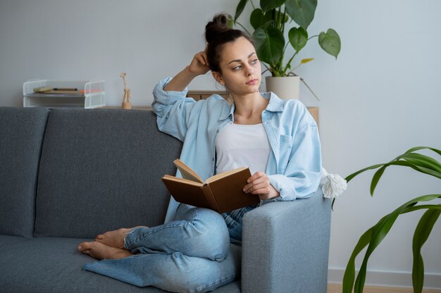 Libro pieno della tenuta della donna del colpo