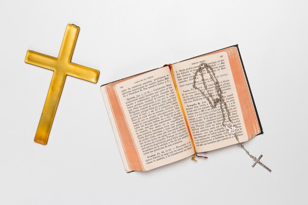Libro sacro e croce santa con collana