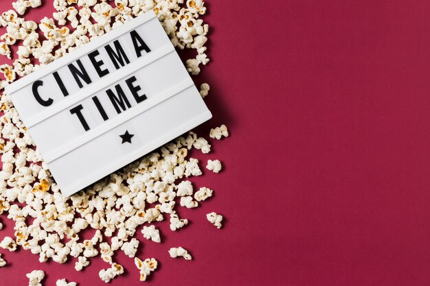 Lightbox copia spazio e popcorn