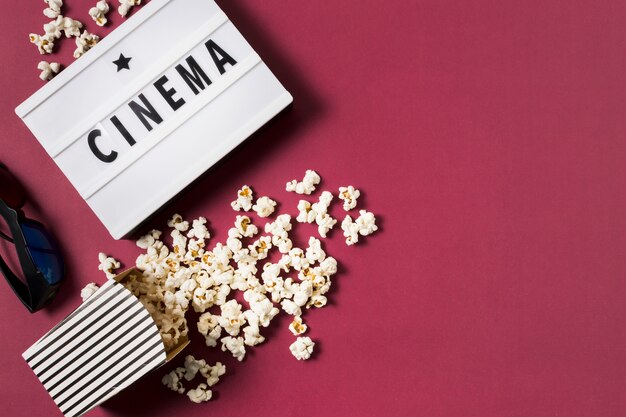 Lightbox vista dall'alto con popcorn