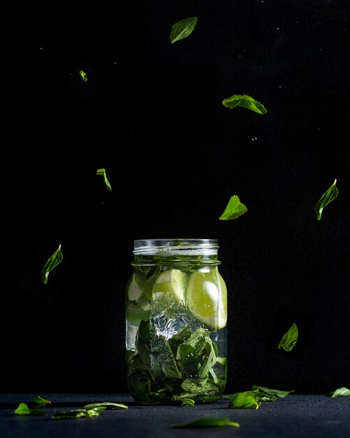 Lime e menta in barattolo di vetro