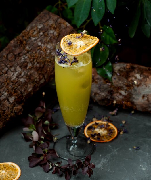 Limonata al limone con fetta d'arancia sul tavolo