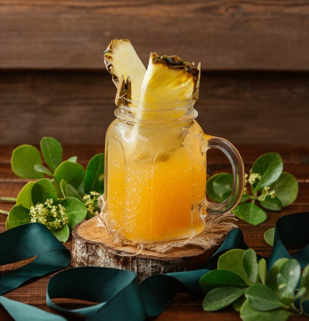 Limonata all'arancia con fetta di ananas