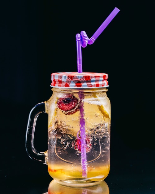 Limonata all'interno di un barattolo con tubo viola.