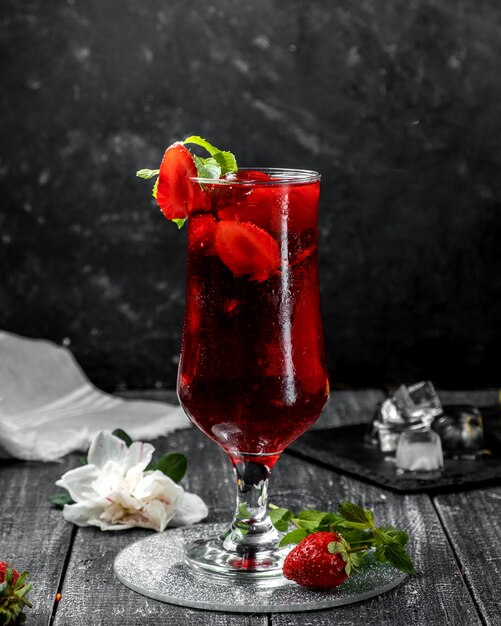 Limonata alla fragola sul tavolo