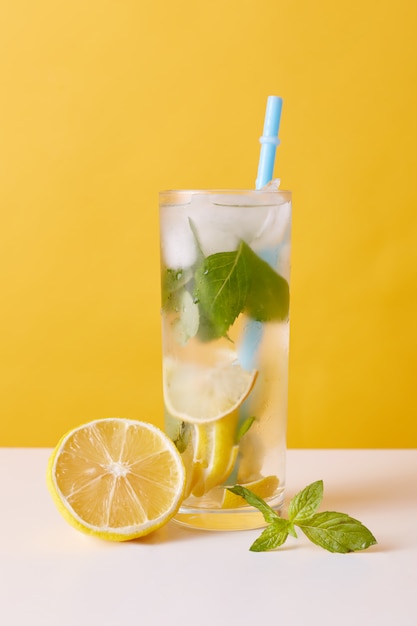 Limonata con cubetti di limone, menta e ghiaccio