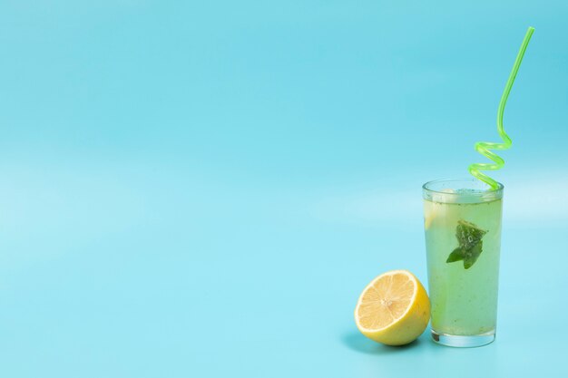 Limonata deliziosa su backgound blu con lo spazio della copia