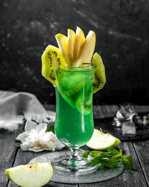 Limonata di kiwi e mela sul tavolo