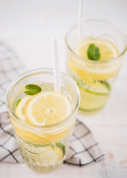 Limonata fatta in casa fresca del primo piano con la menta