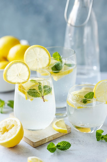 Limonata fresca con limoni a fette in un bicchiere
