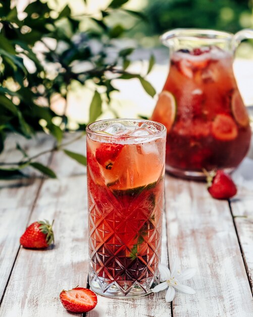 Limonata ghiacciata con fragole e lime