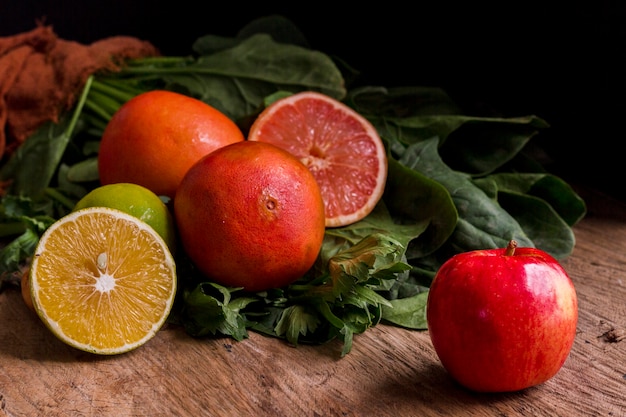 Limone e pompelmi di mele sulla tavola di legno