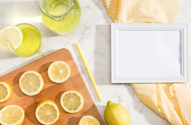 Limoni a fette con spazio bianco copia