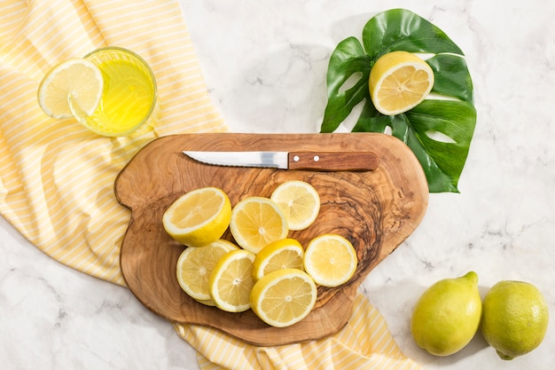 Limoni affettati sul bordo di legno