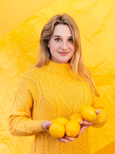 Limoni della tenuta della donna del colpo medio