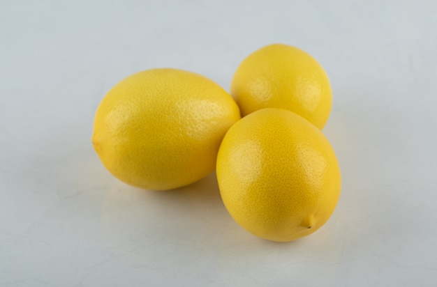 Limoni freschi maturi su sfondo bianco.