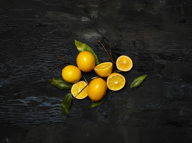 limoni freschi su sfondo nero