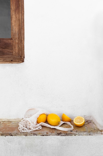 Limoni freschi sulla tavola con il sacchetto della tartaruga