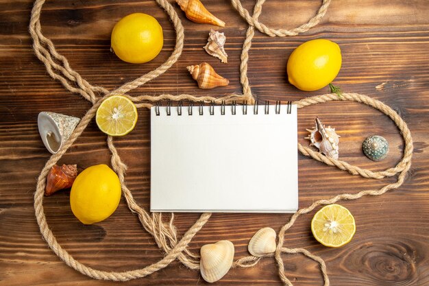 Limoni freschi vista dall'alto con corde sullo scrittorio marrone