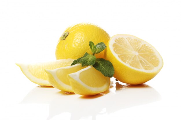 Limoni gialli freschi