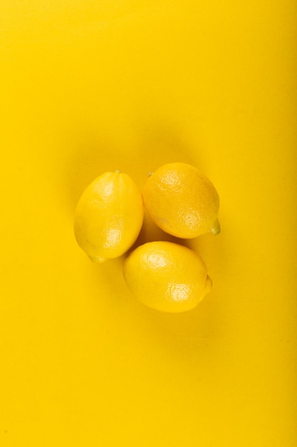 Limoni gialli isolati. vista dall'alto