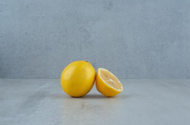 Limoni interi e mezzo tagliati.