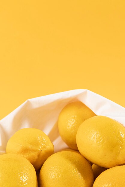 Limoni organici del primo piano con lo spazio della copia