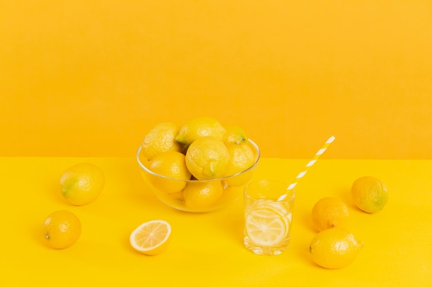 Limoni organici dell'angolo alto sulla tavola