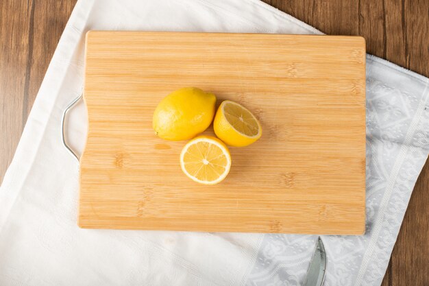 Limoni succosi freschi su una tavola di legno. vista dall'alto