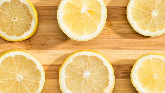 Limoni vista dall'alto su tavola di legno