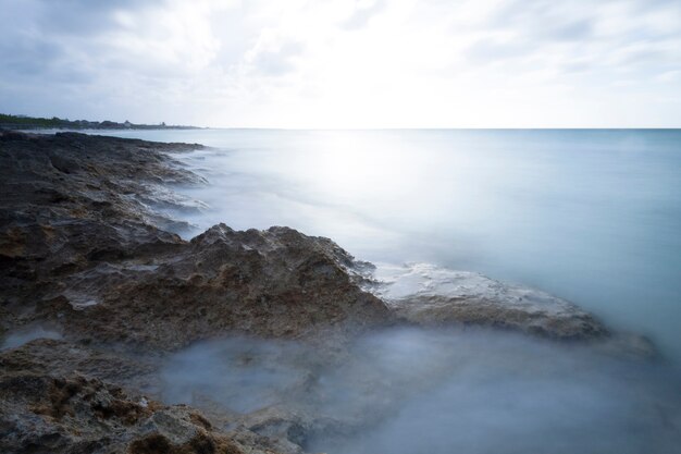 Linea costiera lunga spiaggia selvaggia