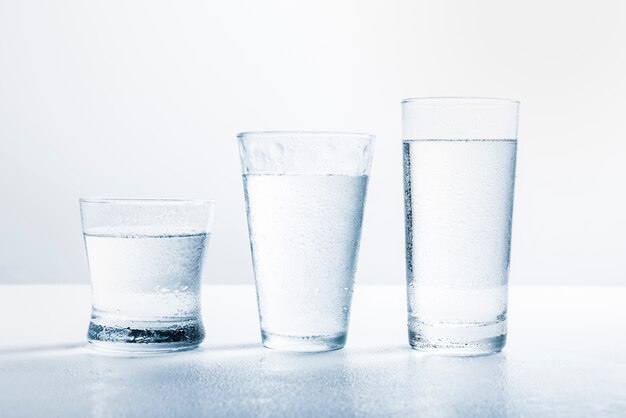 Linea di bicchieri d&#39;acqua
