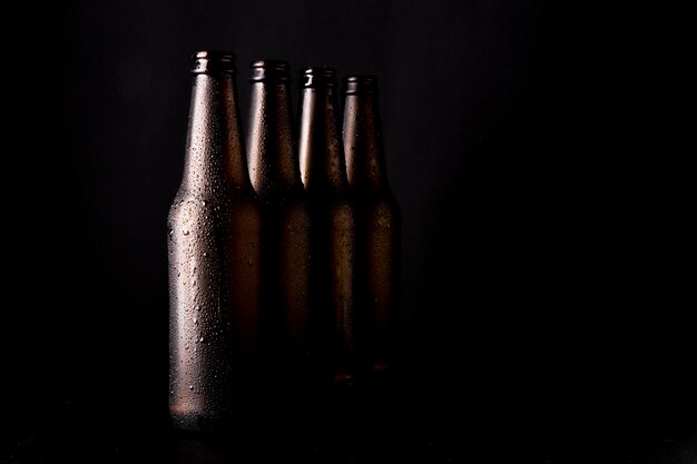 Linea di bottiglie di birra nere
