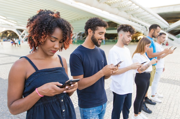 Linea di mix corse persone messaggi di testo sugli smartphone