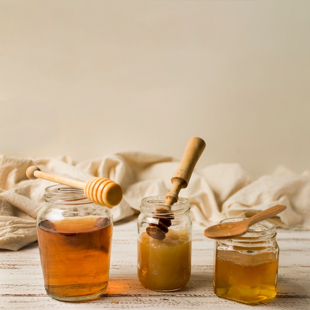 Linea di vasi di miele