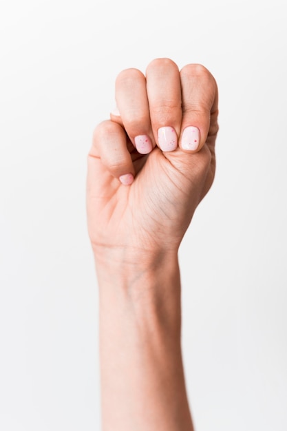 Linguaggio dei segni che gesturing mano del primo piano