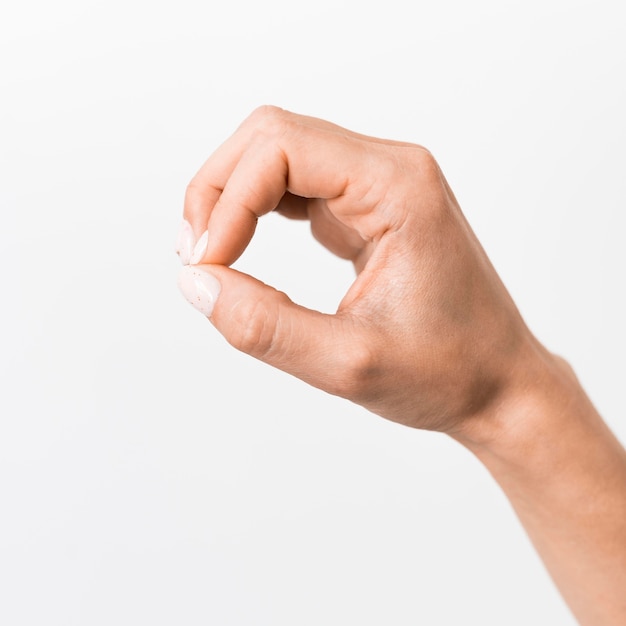 Linguaggio dei segni che gesturing mano del primo piano