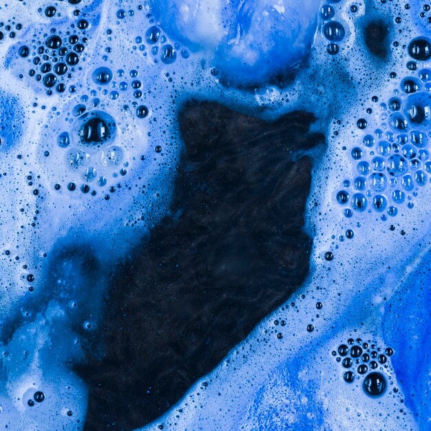 Liquido blu scuro con leggera schiuma