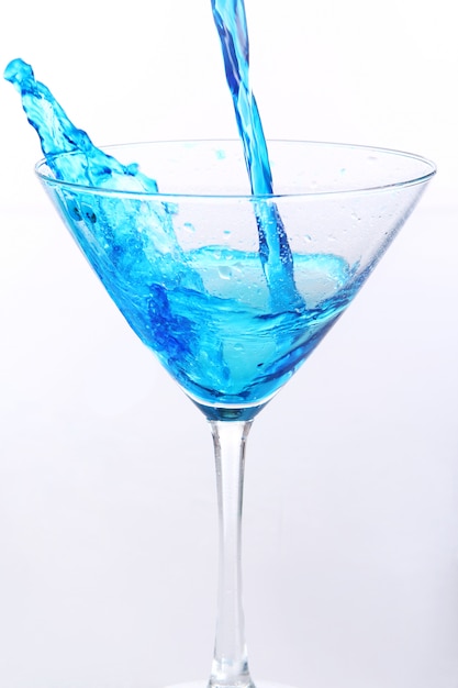 Liquido blu versando nel bicchiere