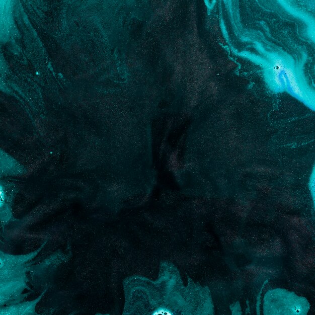 Liquido nero con schiuma azzurra