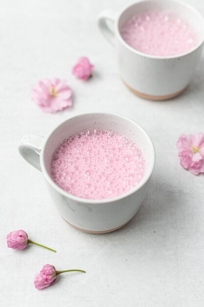 Liquido rosa in tazza di ceramica bianca