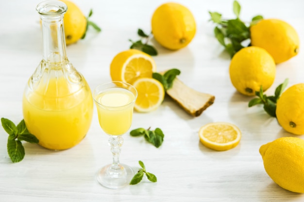 Liquore tradizionale italiano al limoncello al limone