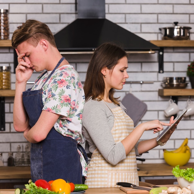 Litigare giovane coppia in cucina