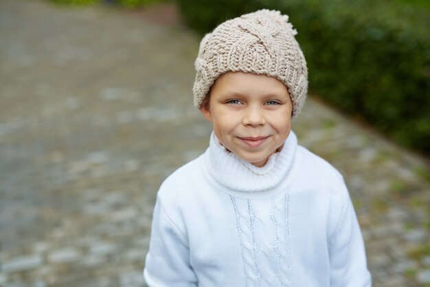 Little Boy dagli occhi azzurri in cappello lavorato a maglia