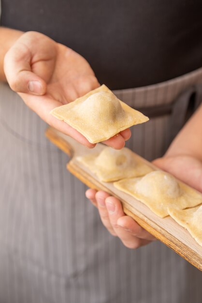 Lo chef del colpo del primo piano che tiene a disposizione ha riempito la pasta