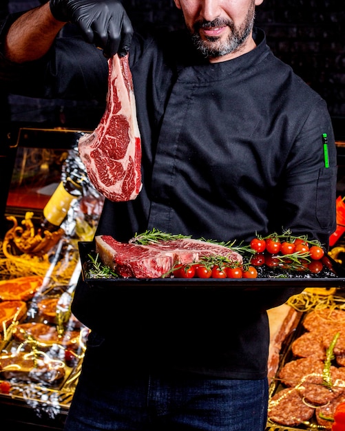 Lo chef presenta una bistecca di carne
