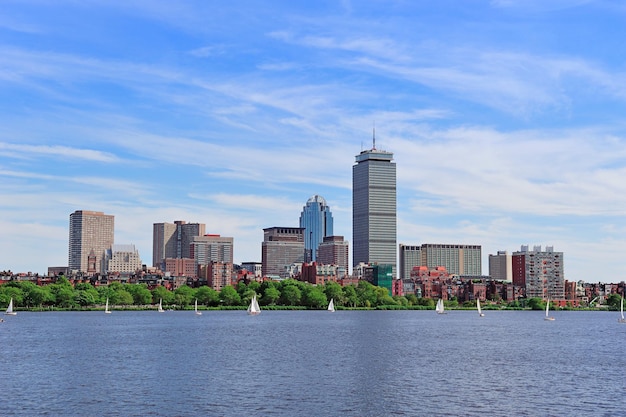 Lo skyline della città di Boston con la Prudential Tower e i grattacieli urbani sul fiume Charles.